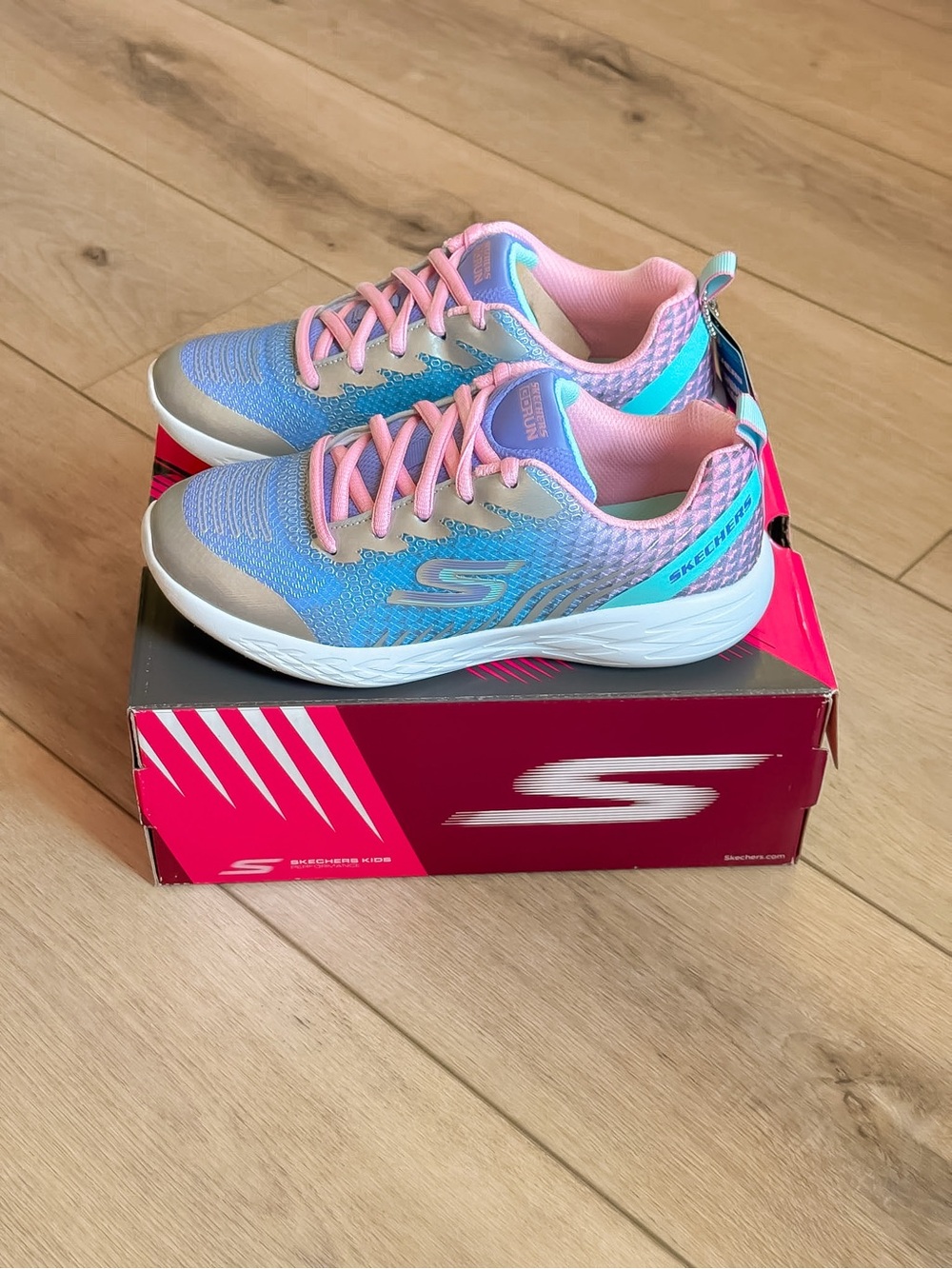 SKECHERS GIRLS GO RUN 600 RADIANT RUNNER TENNIS SHOES SILVER MULTI SIZE 4 NIB